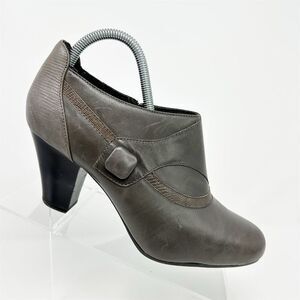 Clarks Women's Gray Leather Heeled Ankle Booties Size 8.5 Wide Casual Zip